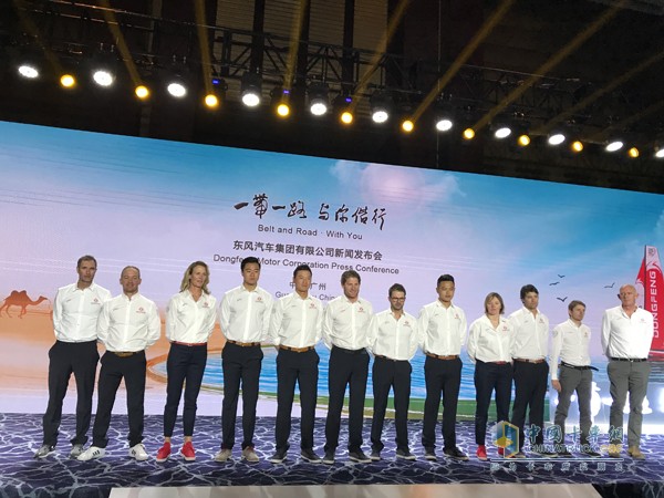 東風(fēng)隊(duì)12名賽手全體亮相