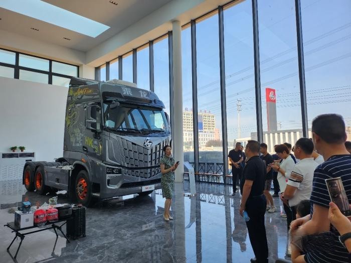 向5.1萬臺沖刺，東風柳汽乘龍2023年半年經銷商會召開！