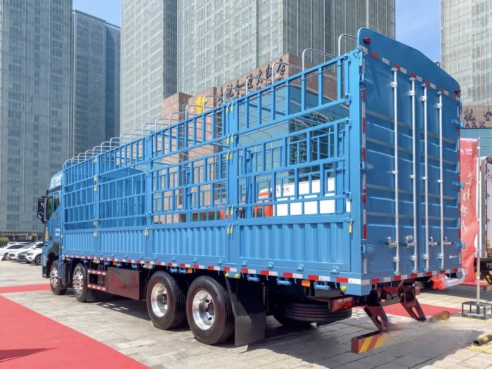 綠通運(yùn)輸黑馬，江淮星耀X7 8×4載貨車請(qǐng)你吃新鮮西瓜