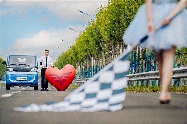 讓幸福觸手可及，北汽雷馳新能源MINI卡見證七夕