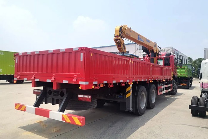 江淮格爾發(fā)6×4隨車吊,憑借卓越的設(shè)計(jì)和極強(qiáng)的承載力,在多種復(fù)合場(chǎng)景中都交出了優(yōu)異的答卷,獲得了一眾卡友的青睞。