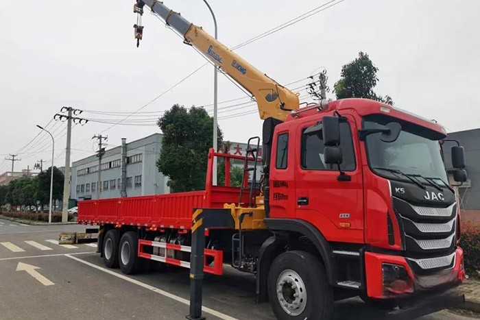 江淮格爾發(fā)6×4隨車吊,憑借卓越的設(shè)計(jì)和極強(qiáng)的承載力,在多種復(fù)合場(chǎng)景中都交出了優(yōu)異的答卷,獲得了一眾卡友的青睞。