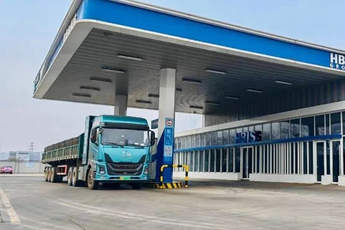 尤其是在河鋼集團(tuán)的運(yùn)營中，新長征1號氫能重卡在唐山港到秦皇島佰工鋼鐵線上，單車跑出了1個月1.5萬公里的成績，氫耗穩(wěn)定在10.1㎏/百公里