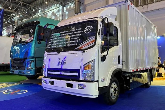 長征1號液氫重卡是新一代氫能重卡產(chǎn)品，整車搭載了未勢能源新研發(fā)的“木星”車載液氫儲氫系統(tǒng)，該系統(tǒng)可加注80kg以上液氫，質(zhì)量儲氫密度達(dá)到8wt%，整車?yán)m(xù)航里程可突破1000公里。