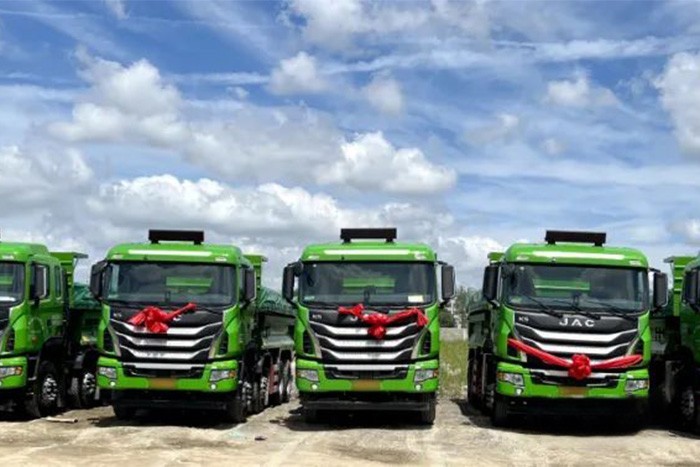 格爾發(fā)8×4自卸車是一款集“裝、運、卸”為一體的綜合性運輸自卸車，專門針對砂石、基建、渣土等復雜工況打造。