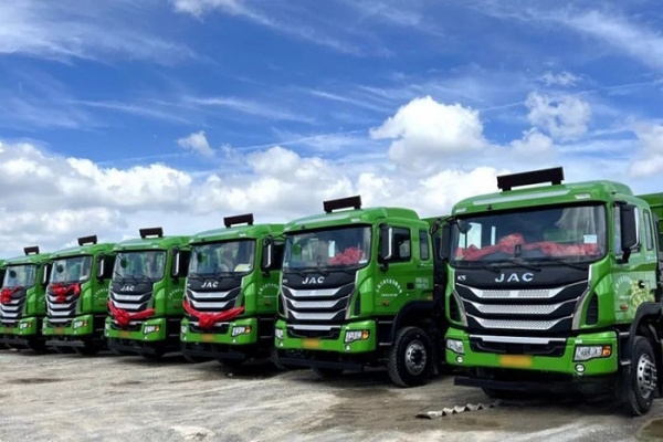 格爾發(fā)8×4自卸車是一款集“裝、運、卸”為一體的綜合性運輸自卸車，專門針對砂石、基建、渣土等復雜工況打造。